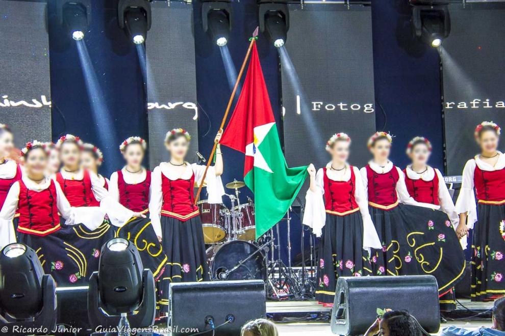 Imagem de meninas com lindas roupas típicas.